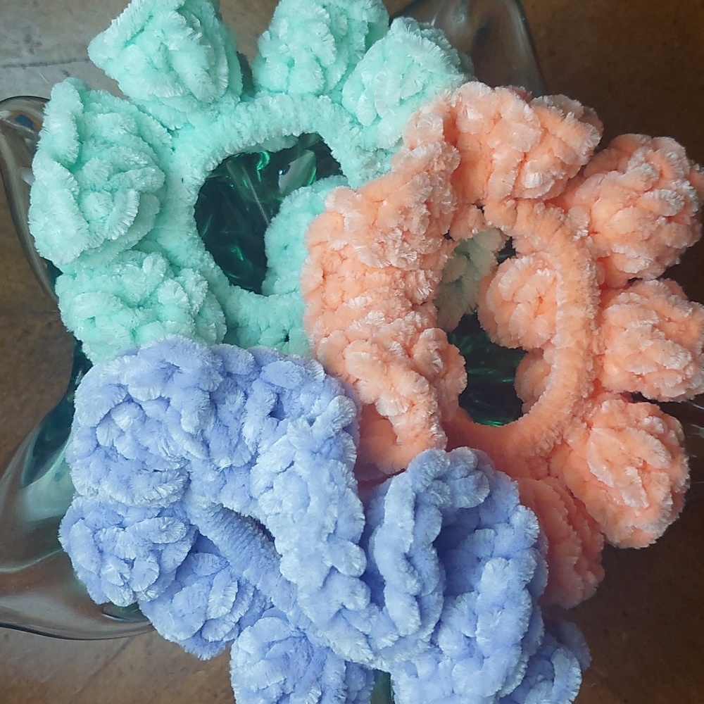 Handmade scruncies - Picture 3 of 3